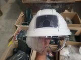un homme portant un casque de chantier blanc et des lunettes de protection