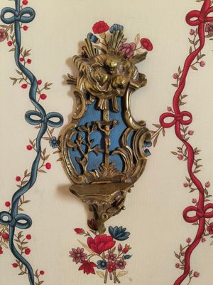 une tenture murale décorative accrochée au mur, ornée d'un motif bleu et rouge