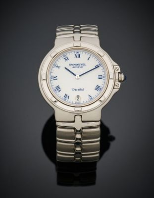 un gros plan d'une montre-bracelet avec des chiffres romains sur fond noir