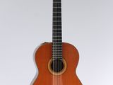 gros plan d'une guitare acoustique sur fond blanc