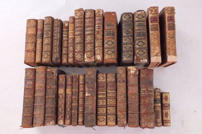 plusieurs vieux livres sont empilés sur une table
