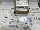 une boîte de courrier posée sur une table à côté d'un téléphone portable
