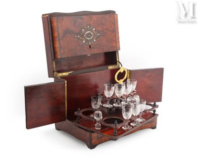 une boîte en bois contenant des verres à vin, posée sur une table