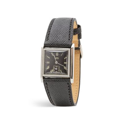 gros plan d'une montre-bracelet sur fond blanc