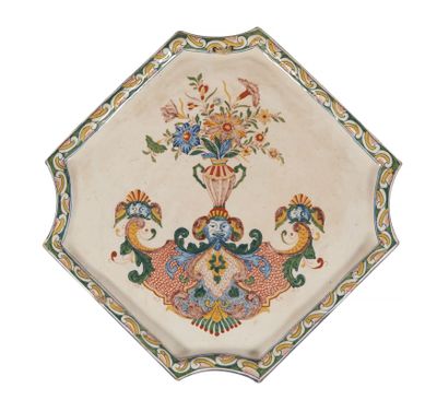 45 Delft : une plaque quadrangulaire à pans coupés en faïenc…