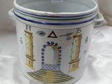 un pot blanc et bleu orné d'un motif
