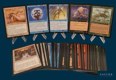 un lot de cartes posées sur une table