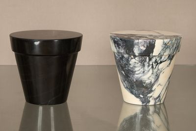 deux vases posés sur une table en verre