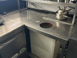 une cuisine équipée d'un évier, d'une cuisinière et d'un lave-vaisselle