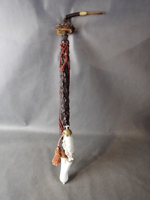 une petite figurine représentant une personne tenant un couteau