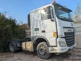 un camion blanc garé dans la poussière