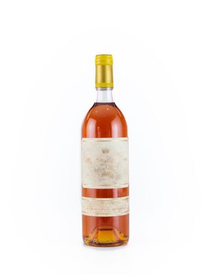 une vieille bouteille de vin sur fond blanc