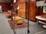 une image d'un salon avec beaucoup de meubles