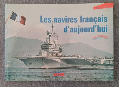 un livre sur lequel figure l'image d'un navire de la marine au milieu de l'eau
