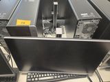 beaucoup d'ordinateurs posés sur une table