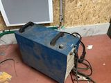 une machine bleue qui se trouve dans un coin d'une pièce
