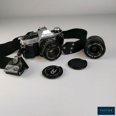 un appareil photo noir muni d'une courroie noire et d'un objectif noir