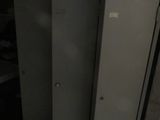 trois casiers situés dans un coin d'une pièce