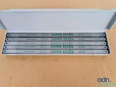 trois crayons dans une boîte sur laquelle est inscrit « super keba »