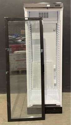une photo d'un réfrigérateur à porte vitrée dans un magasin