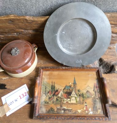 une photo d'une table en bois sur laquelle se trouvent une assiette et d'autres objets