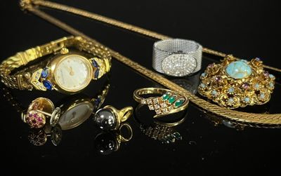 de nombreux types de bijoux exposés sur un fond noir