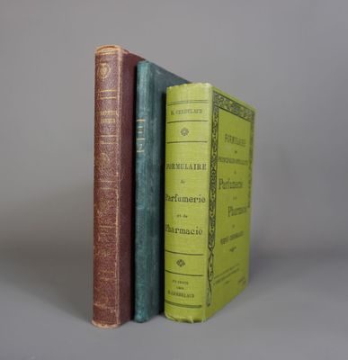 trois livres sont empilés sur une table
