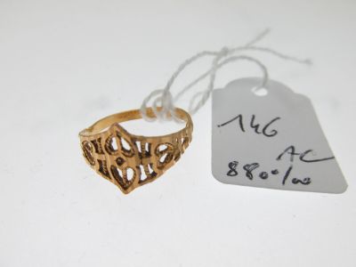 gros plan d'une bague en or portant une étiquette de prix