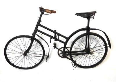 un vélo noir avec une selle en bois sur fond blanc
