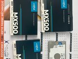 trois disques durs et deux disques durs sont empilés les uns sur les autres