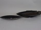 deux assiettes noires posées sur une table blanche