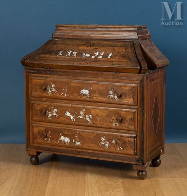 une vieille commode en bois ornée d'un motif représentant un cheval sur la façade