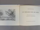 un livre ouvert sur lequel est dessiné un motif d'arbres