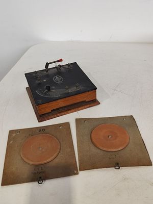 deux vieux tourne-disques posés sur une table blanche