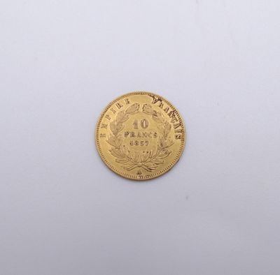 une pièce d'or sur une surface blanche