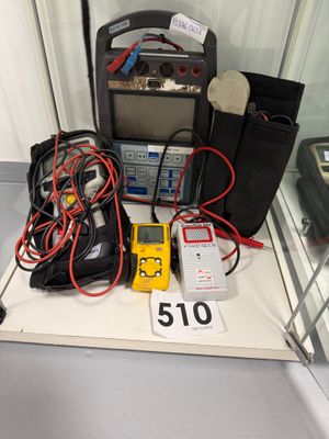 une photo d'une vitrine contenant un multimètre, un compteur et un sac