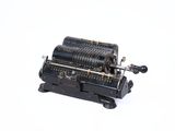 une petite machine posée sur une surface blanche