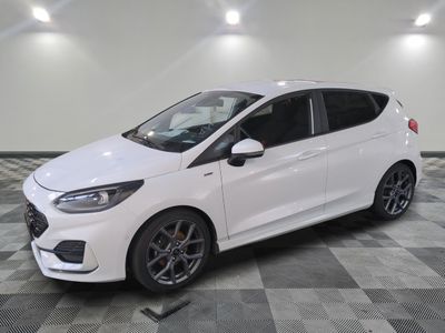 une Ford Fiesta blanche garée dans un garage au sol en damier