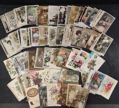 un lot de vieilles cartes postales posées sur une table