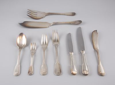 beaucoup de couverts sur une table, avec une fourchette et un couteau