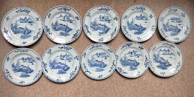 six assiettes ornées de motifs bleus et blancs sur un fond marron