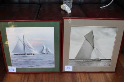 deux photos encadrées représentant des voiliers, exposées dans un salon