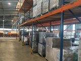 de nombreuses palettes de cartons sur les rayonnages de l'entrepôt