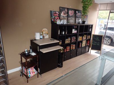 un magasin dont les rayons regorgent de bouteilles de vin