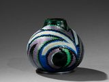 un petit vase orné d'un motif en spirale