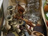 une boîte en bois remplie d'objets divers dans une pièce