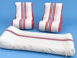 deux chaises gonflables et un oreiller sur fond bleu
