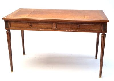 une petite table en bois avec deux tiroirs