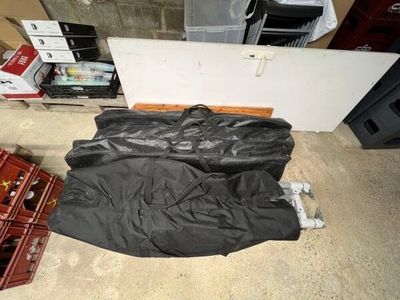 un sac poubelle posé par terre à côté d'une poubelle