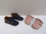 trois paires de chaussures posées sur une surface blanche